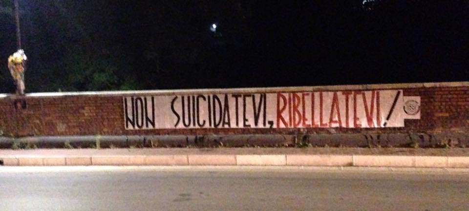 Avellino, lo striscione di CasaPound sul Ponte dei suicidi: “Ribellatevi”