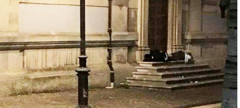 Il sagrato della Chiesa del Rosario diventa un dormitorio per immigrati, scoppia la polemica.