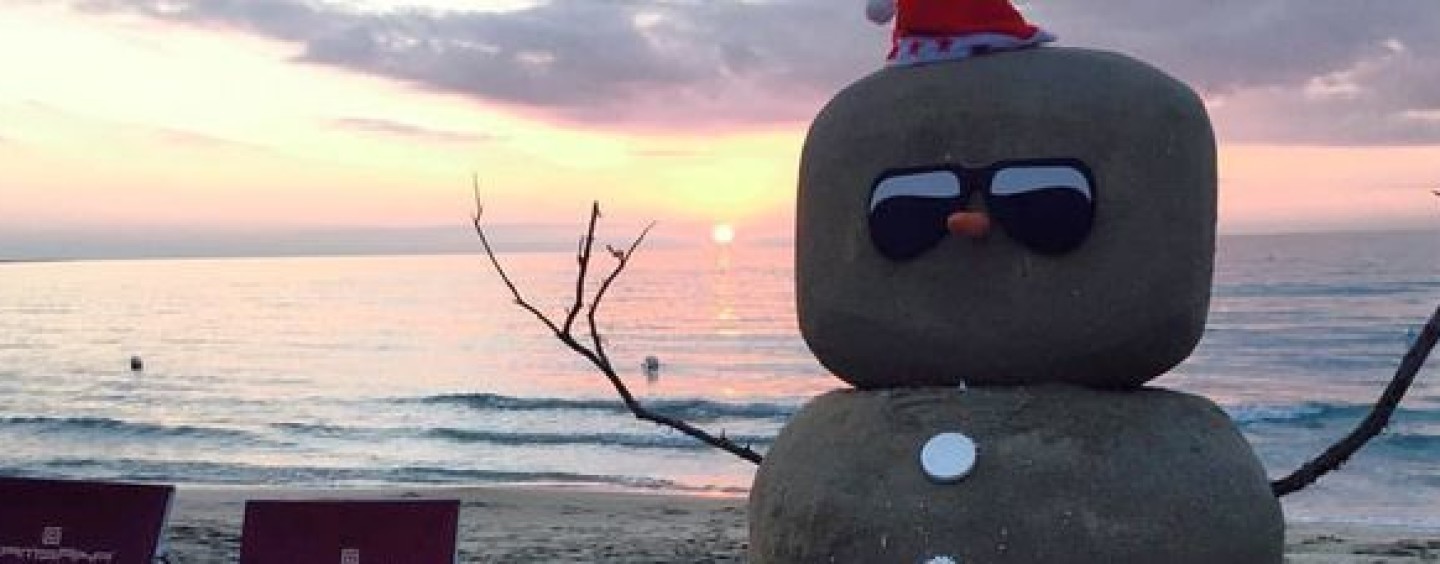 Natale 2015: c’è chi festeggia in bikini, a Gallipoli spunta un “pupazzo di sabbia”