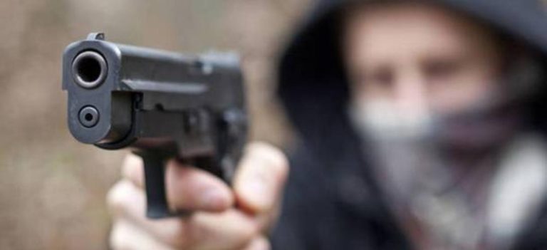 Rapina nel traffico tra Chiaiano e Marano, puntata pistola a un bambino