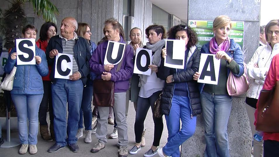 Video/ Protesta degli insegnanti alla manifestazione Pd: “Buona Scuola? Serio rischio di privatizzazione”