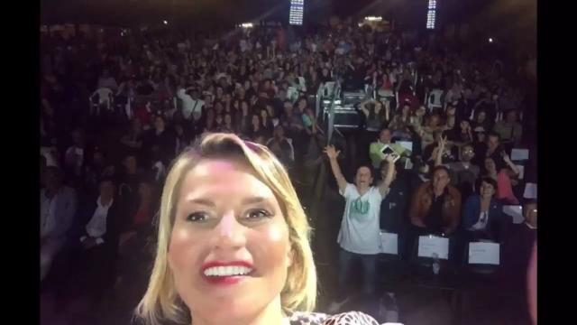 Selfie da Grottaminarda per Simona Ventura, stasera attesa per il concerto di Raf