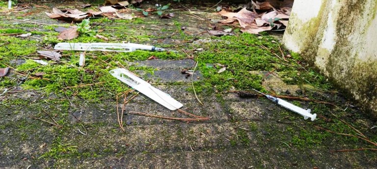 La villa comunale di Torrette senza bambini, con le siringhe e l’erba alta