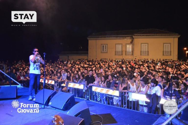 Coez infiamma il Teatro Gesualdo: stasera lo Stay prosegue con Malamente e Vinyl Gianpy