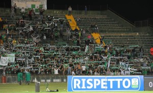 ternana-tifosi-sciarpata