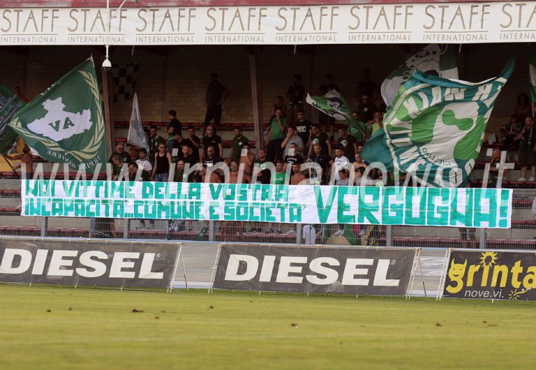FOTONOTIZIA/ Inversione di campo: i tifosi dell’Avellino contestano club e comune
