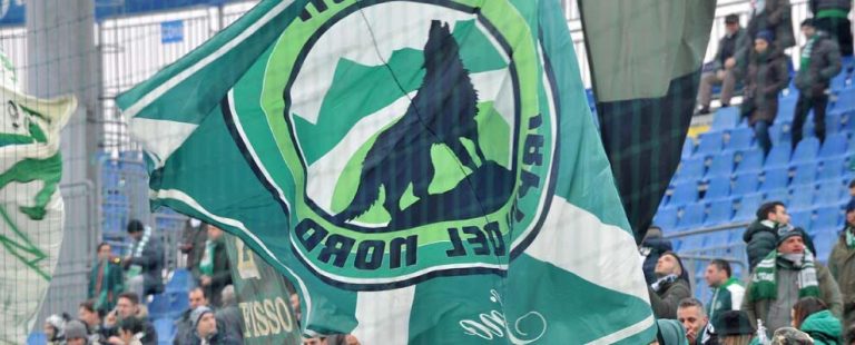 La Pro Vercelli prepara la bolgia: gli irpini del Nord scaldano la voce
