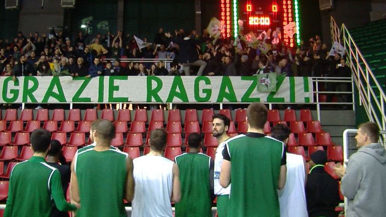 VIDEO/ Basket Scandone – Grazie Ragazzi! I tifosi biancoverdi rendono onore ai loro beniamini.
