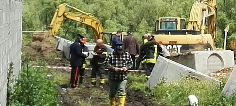 FOTO/ Muore travolto da frana, choc a Montella