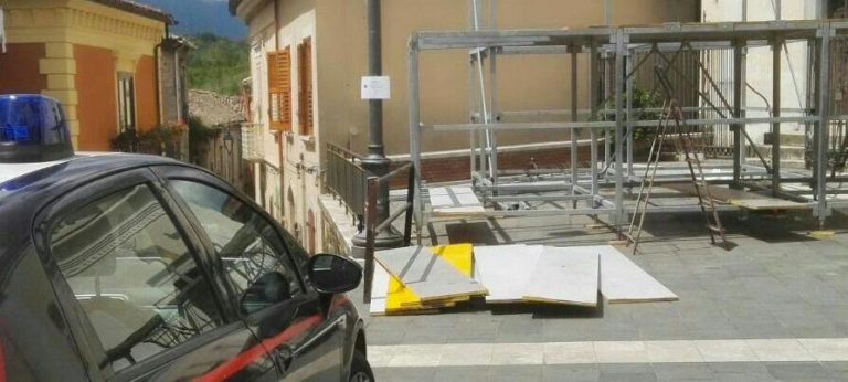 Paura a Tufo prima della festa patronale, anziano precipita dall’impalcatura