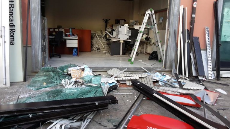 FOTO / Assalto alla filiale Unicredit: banditi sradicano bancomat con un camion