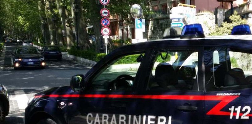 Lite in famiglia finisce male, prende un coltello e ferisce il marito