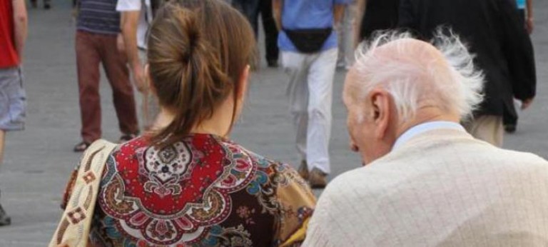 Badante rumena ubriaca picchia e molesta anziano: denunciata
