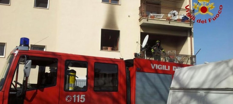 In fiamme una abitazione a Calore, ustionato un uomo