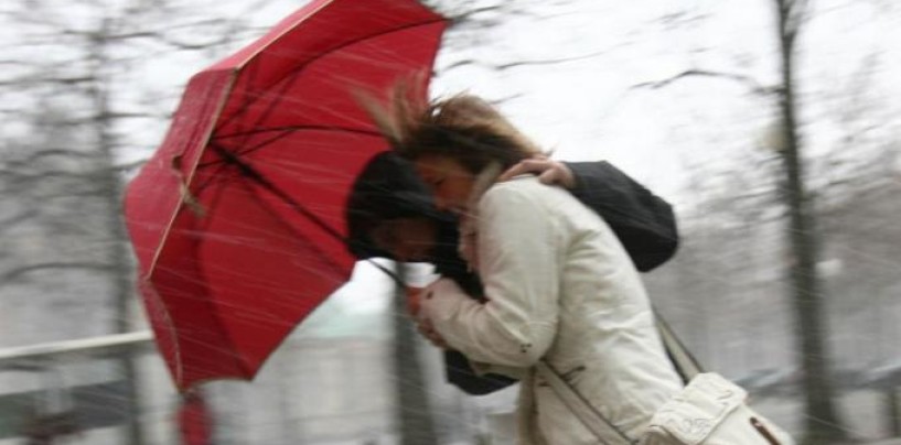 Temporali e forte vento: è allerta meteo per domenica
