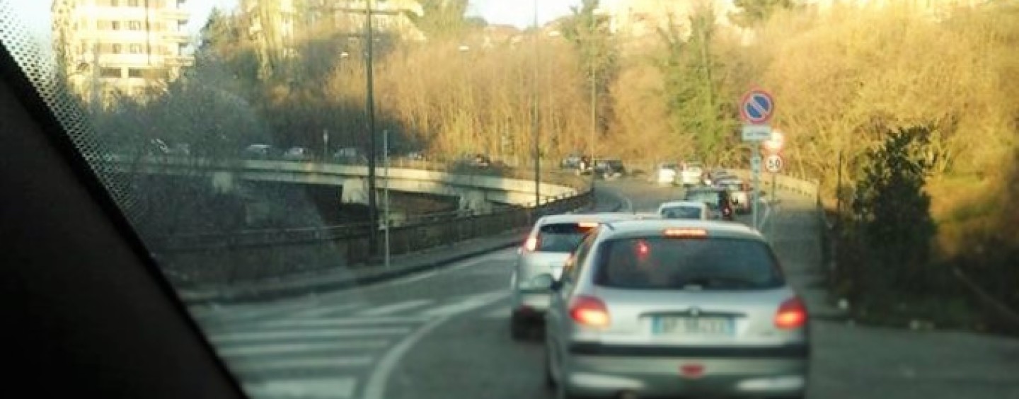 Semaforo acceso a Viale Italia: meno scontri ma più code, e c’è chi invoca la rotatoria