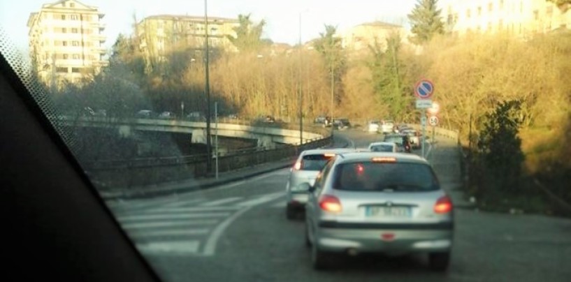 Semaforo acceso a Viale Italia: meno scontri ma più code, e c’è chi invoca la rotatoria